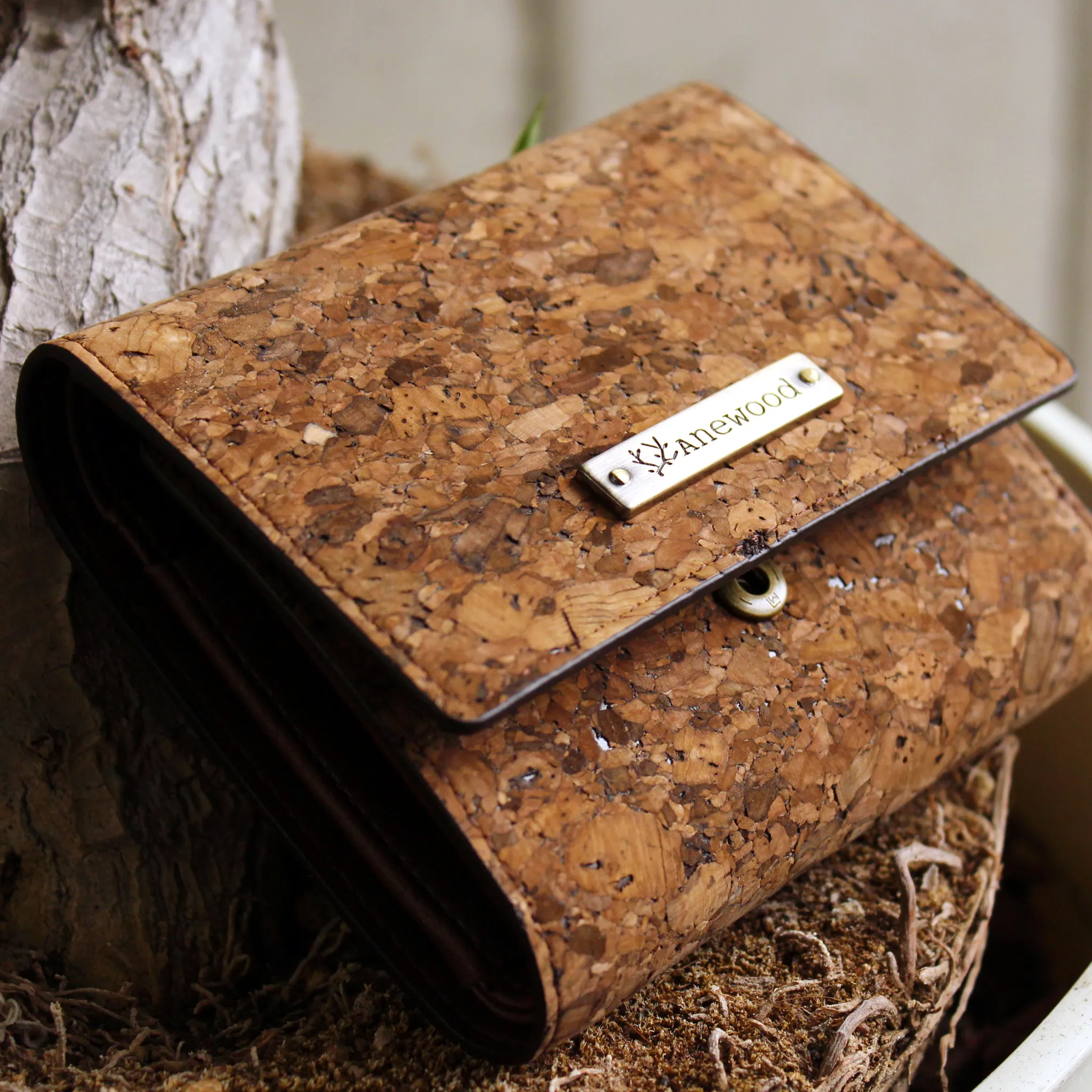 コルクと革の組み合わせが美しく財布