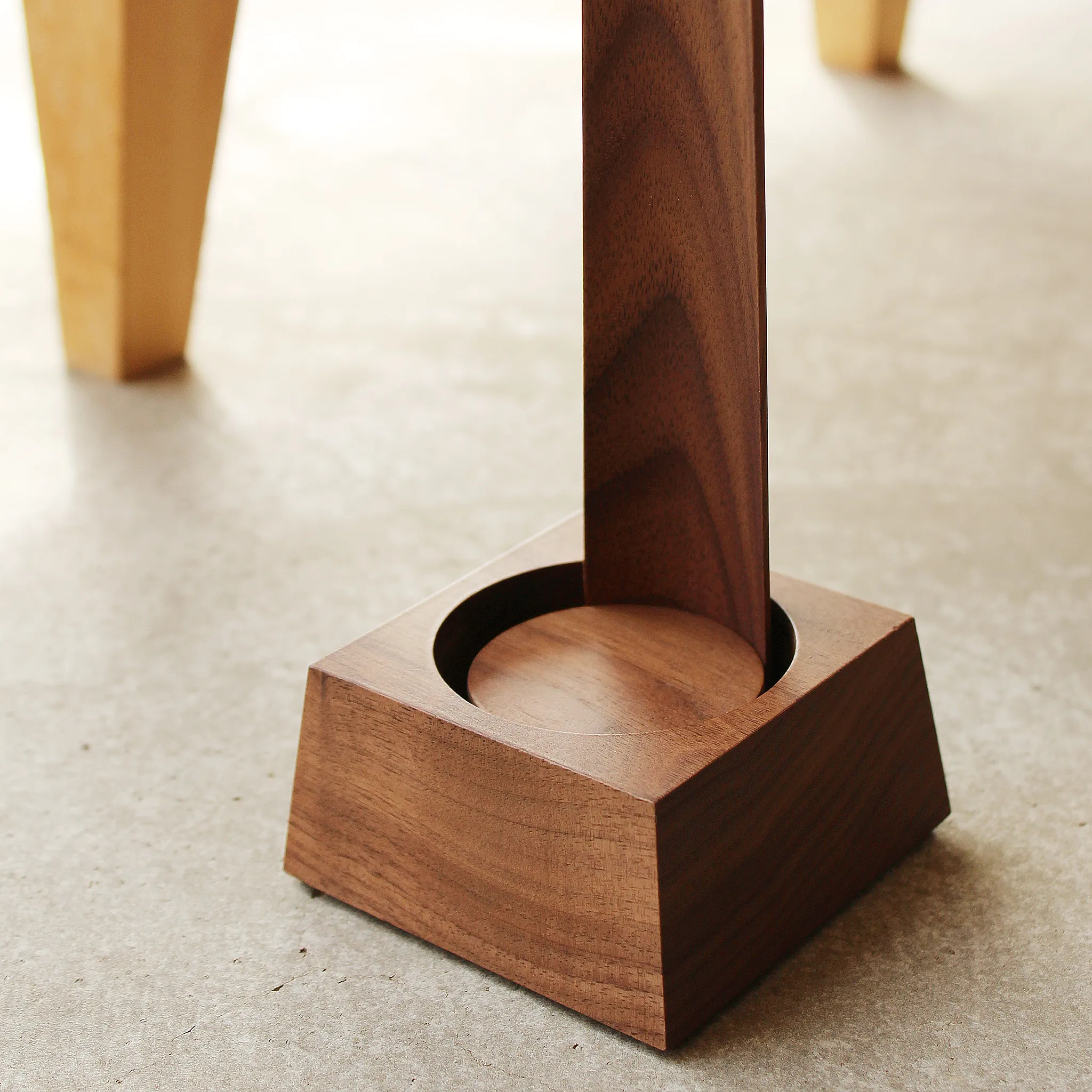 濃いウォールナットで揃えた、玄関の“整う”靴べらセット