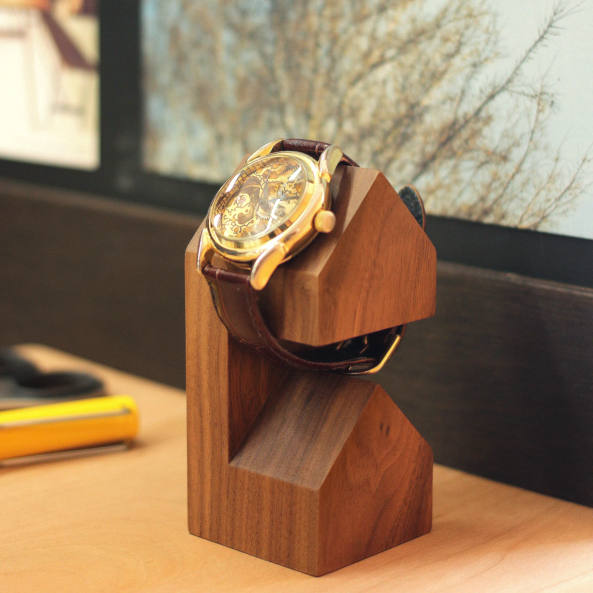 ウォールナットの腕時計スタンド