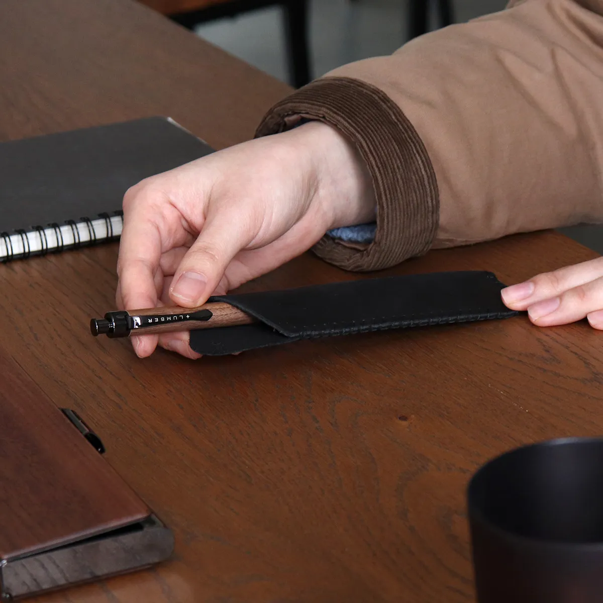 大切なペンをやさしく守る。本革を使用した「レザーペンシース（スリム/レギュラー）」