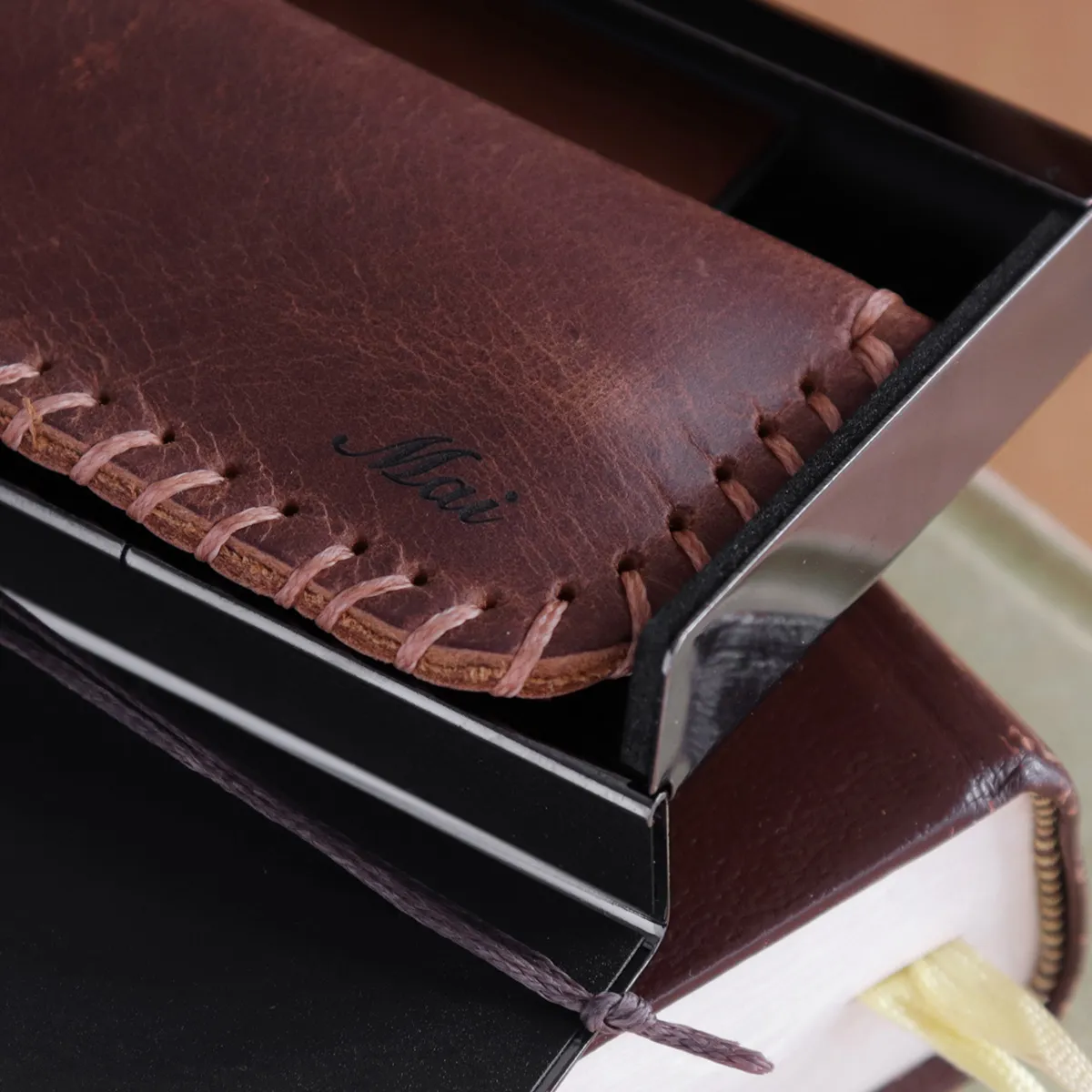 大切なペンをやさしく守る。本革を使用した「レザーペンシース（スリム/レギュラー）」