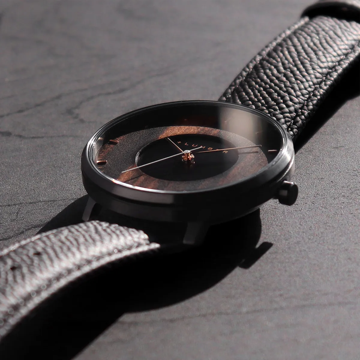 黒檀と光が映す、穏やかな時間。木製ソーラー腕時計「WATCH PV 001」