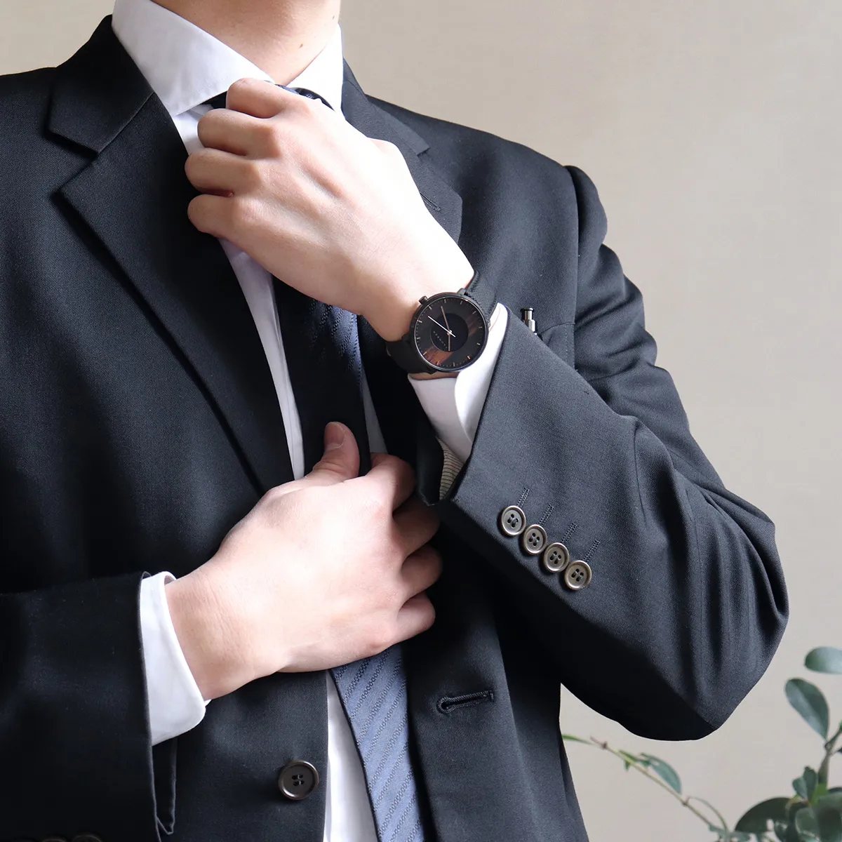 黒檀と光が映す、穏やかな時間。木製ソーラー腕時計「WATCH PV 001」