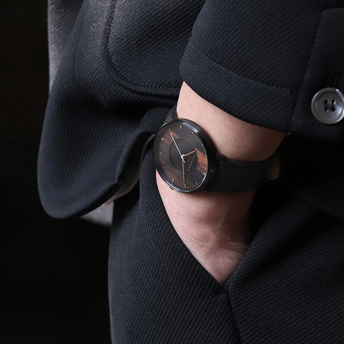 黒檀と光が映す、穏やかな時間。木製ソーラー腕時計「WATCH PV 001」