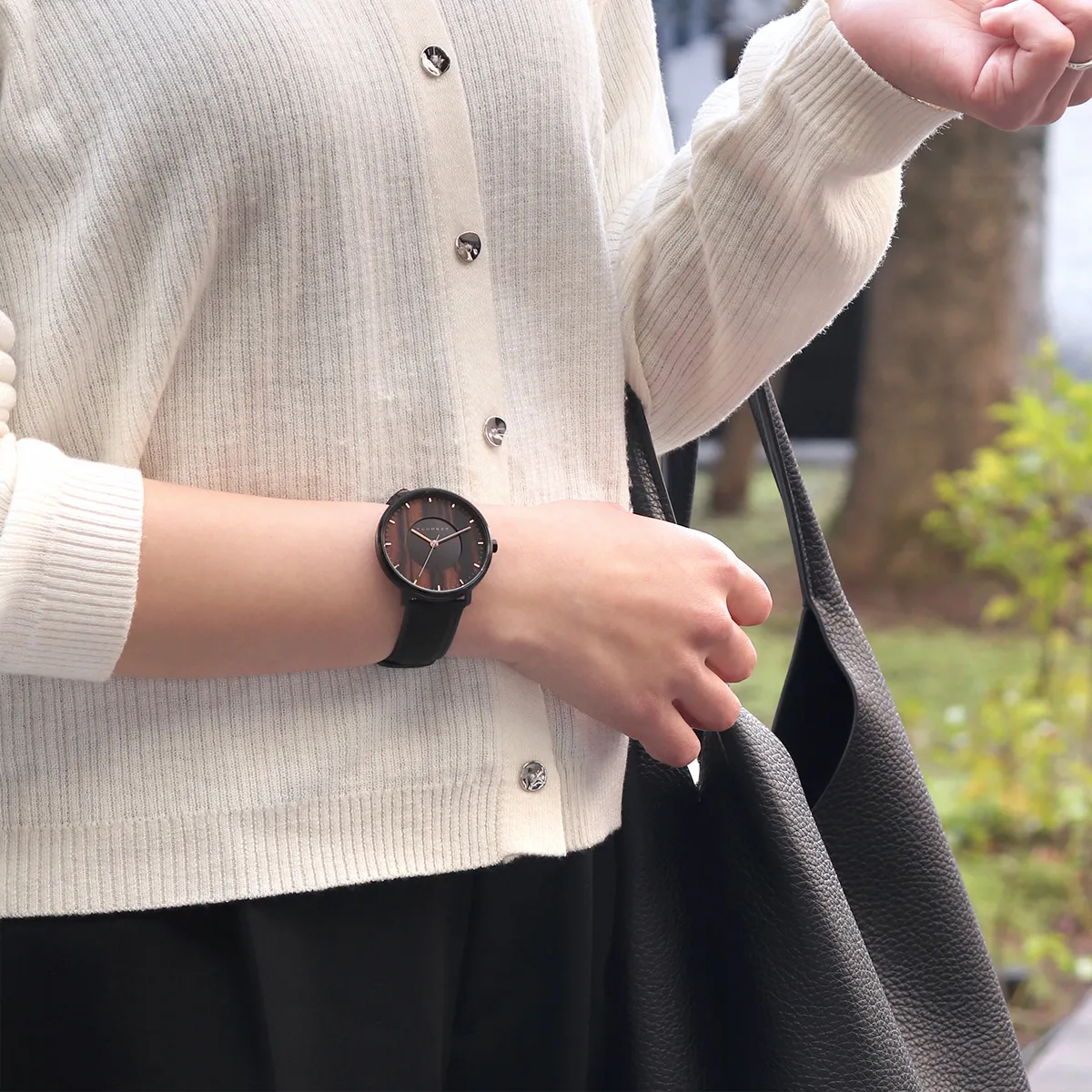 黒檀と光が映す、穏やかな時間。木製ソーラー腕時計「WATCH PV 001」