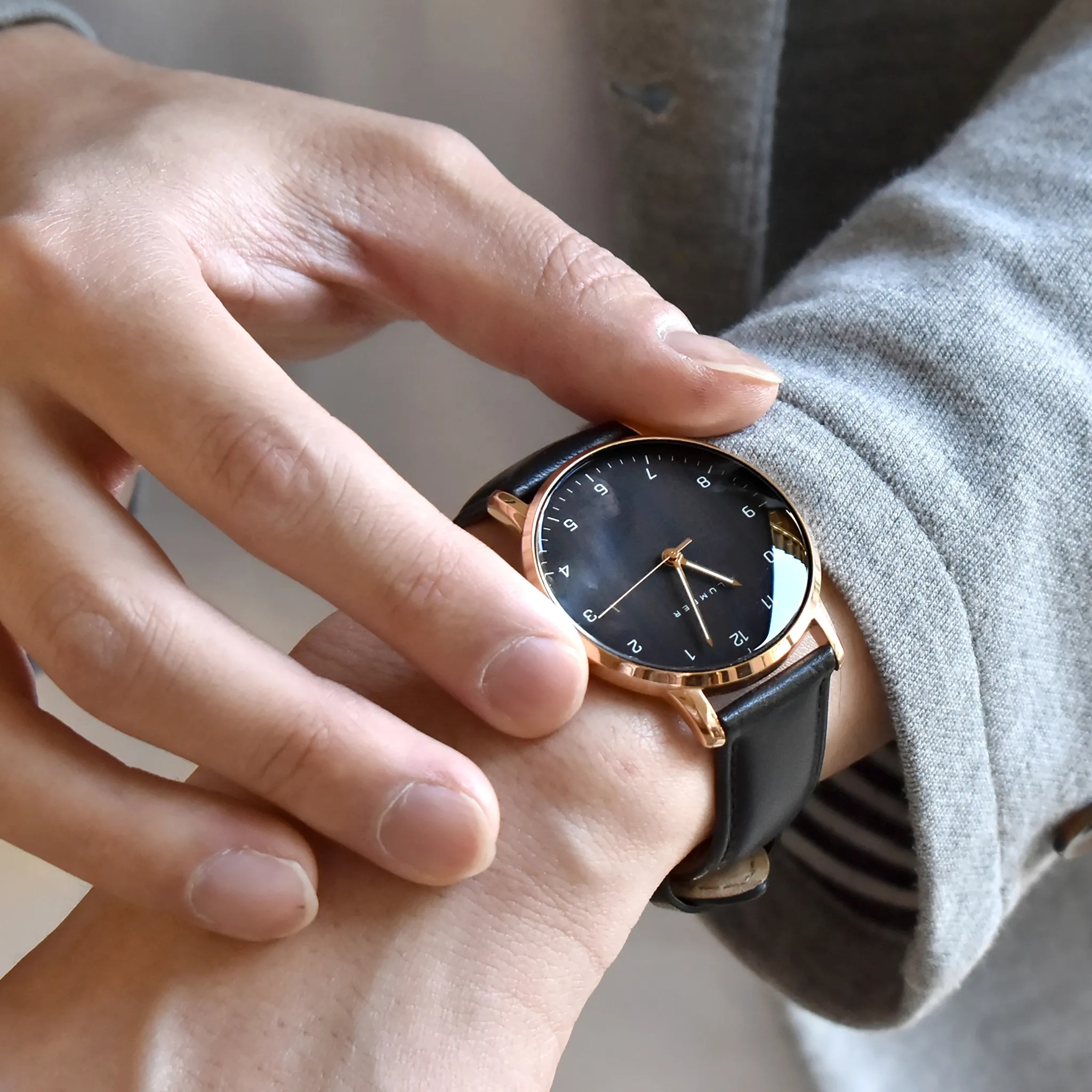 甥っ子の成人祝いに選んだ、名入れの木製腕時計