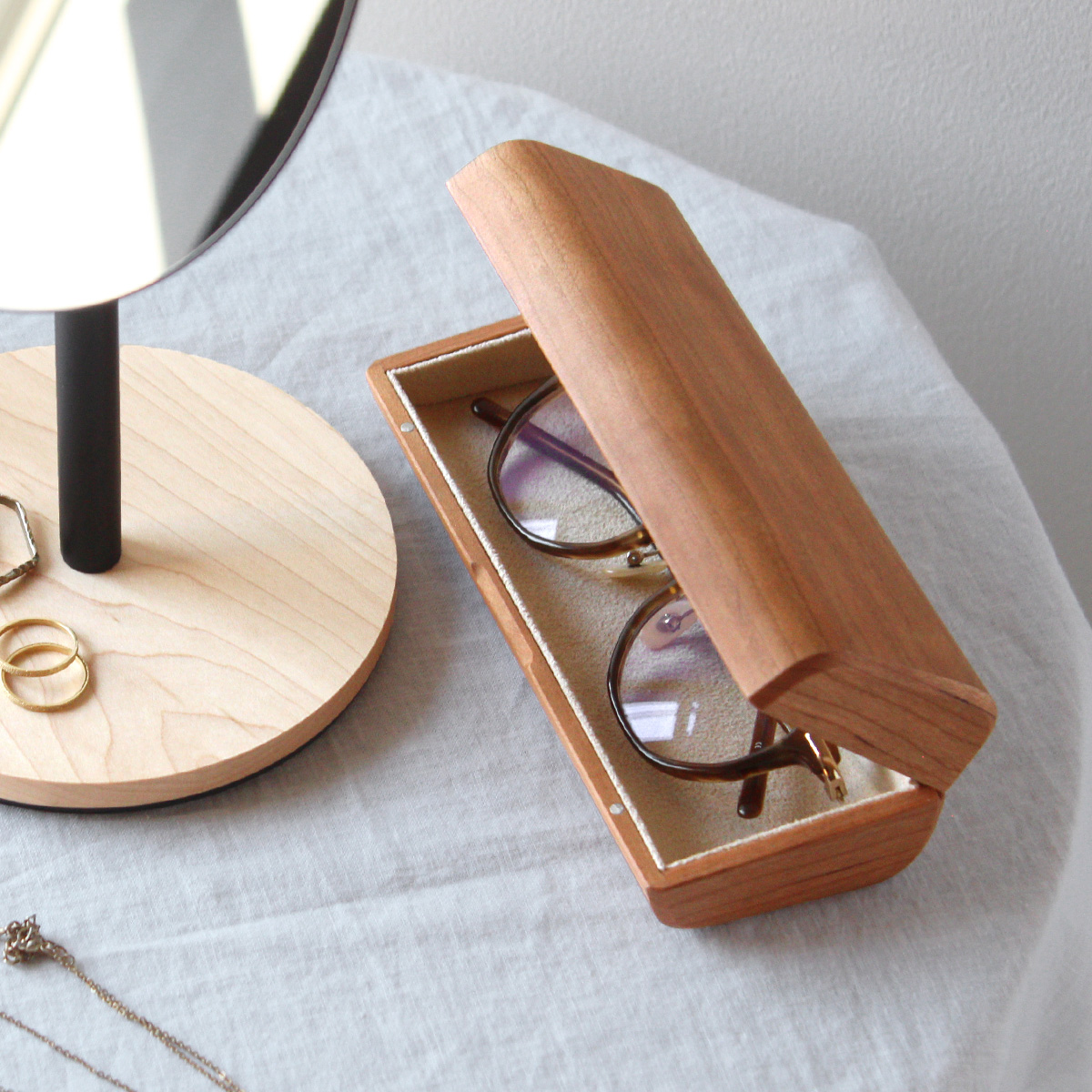 大切なメガネやサングラスを木のぬくもりでやさしく覆うおしゃれなメガネケース