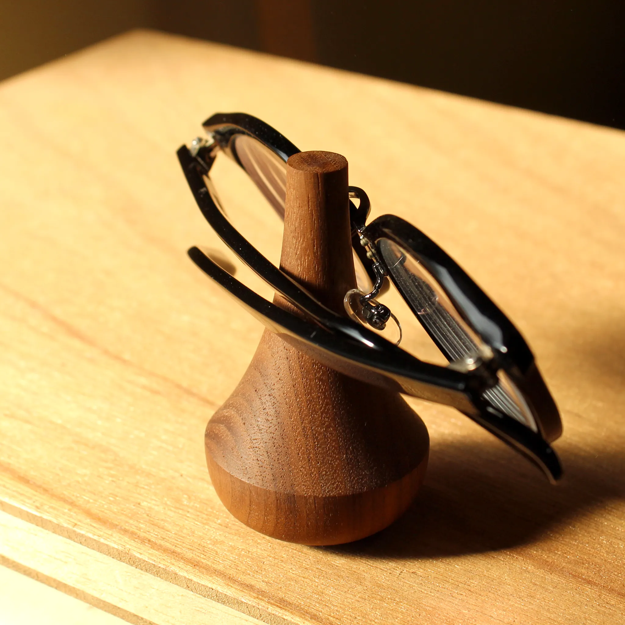 父の「いいな」を覚えていた、木製メガネスタンド