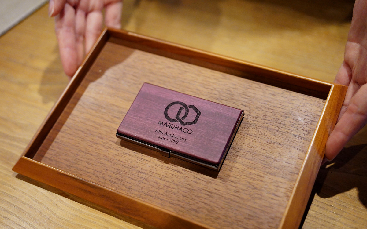 世界にひとつ、あなたの“カタチ”を木に刻む