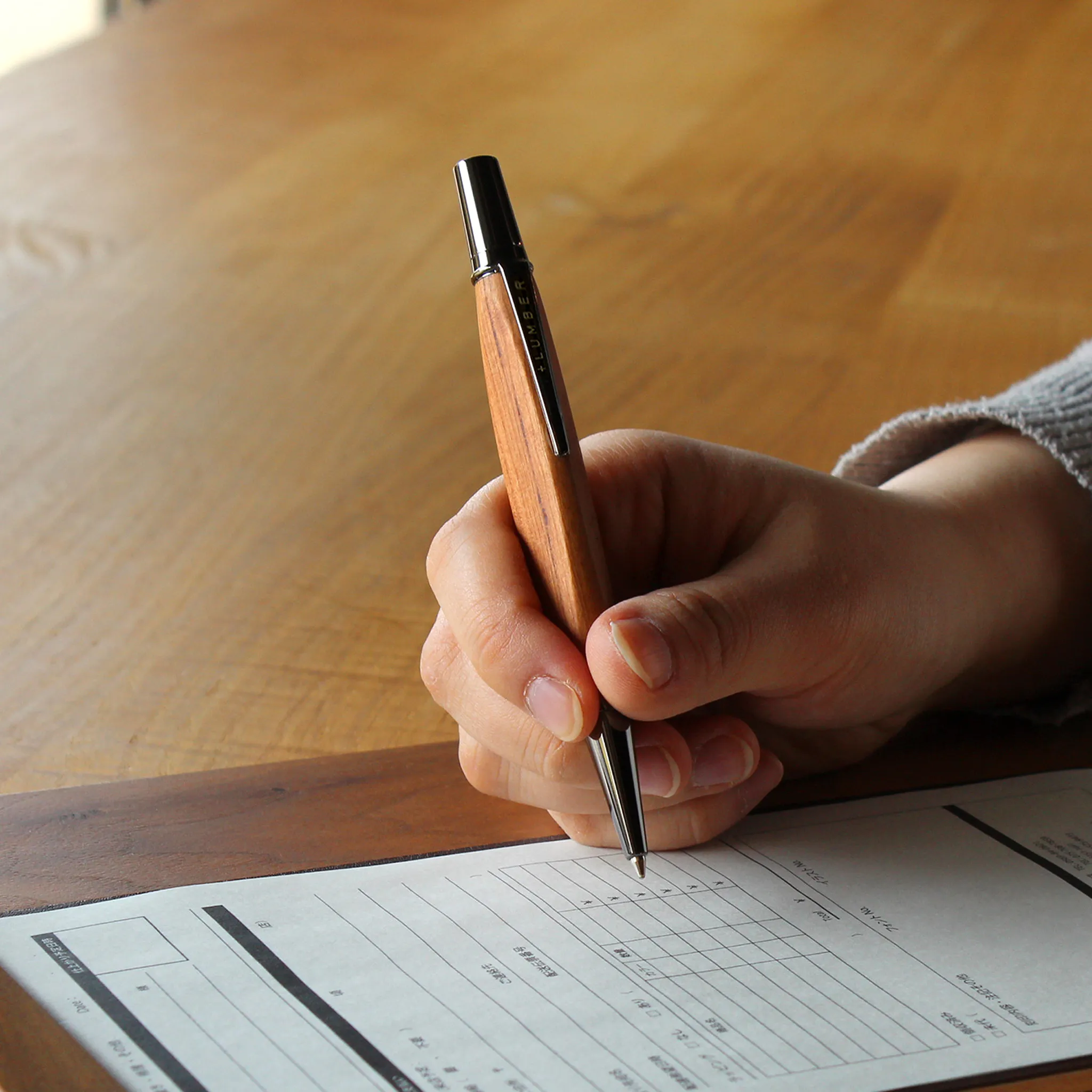 木製名入れボールペン|ギフトに選ばれる理由と使い心地