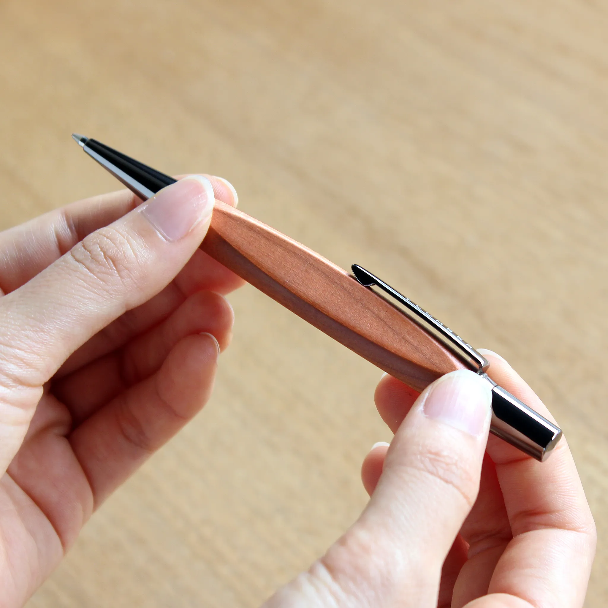 チェリーの木製ボールペン