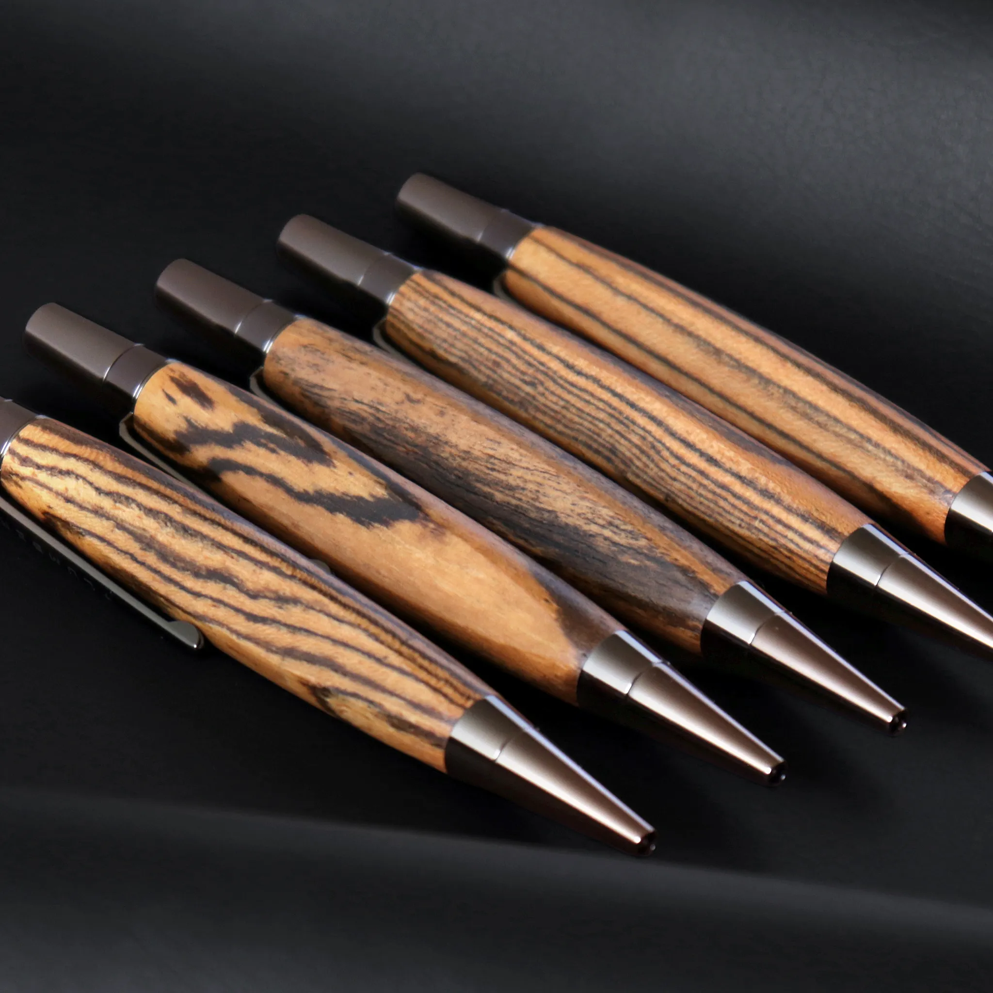 木目選びが楽しいボールペン