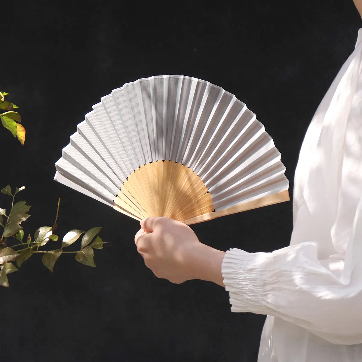 扇ぐたび、情景が広がる。日本の風をまとう「扇子 21cm」