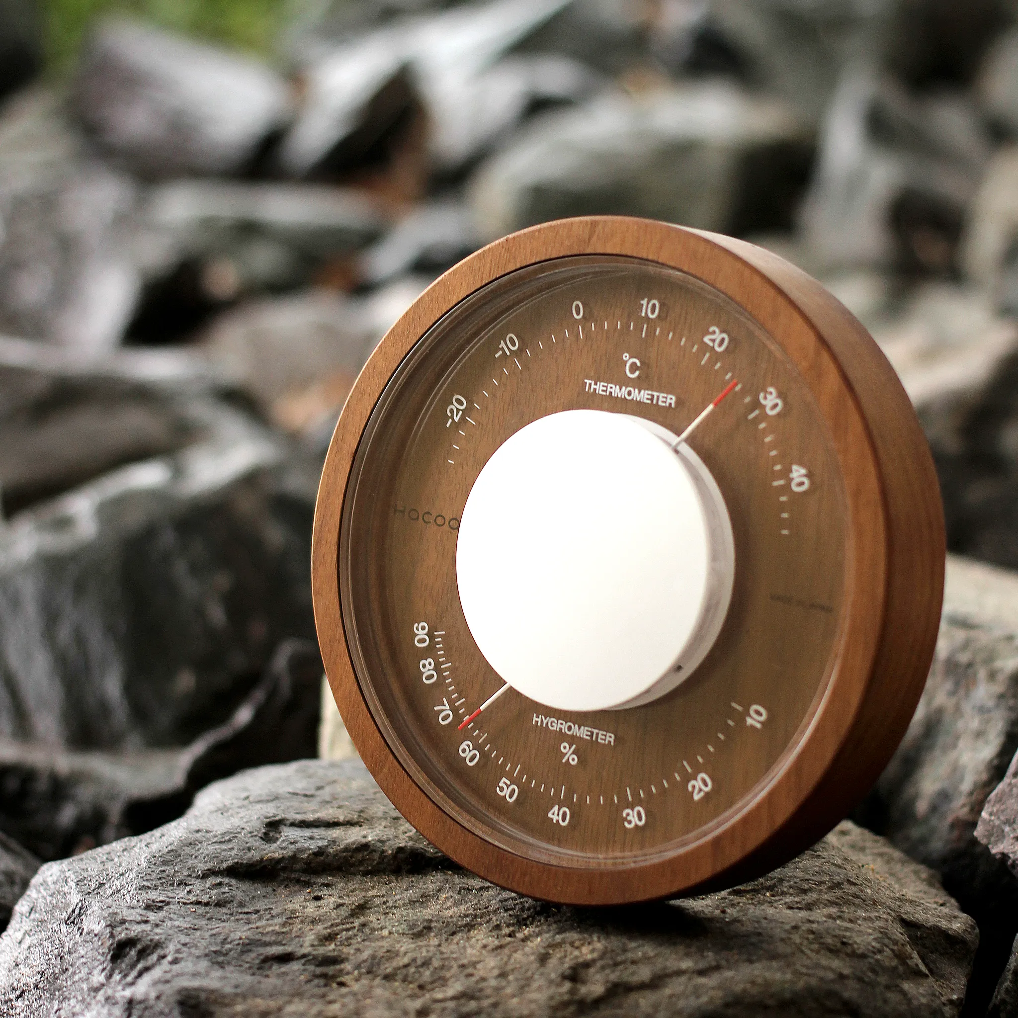 時の流れと共に味わいを増すおしゃれな木製温湿度計