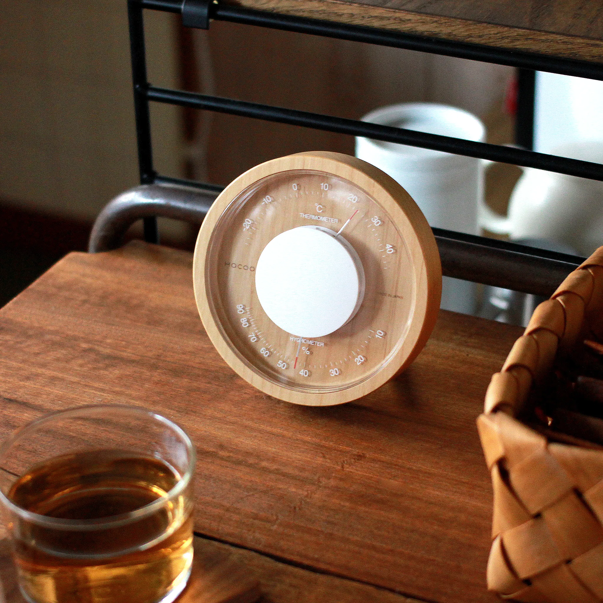 デスク周りに木の温もりを