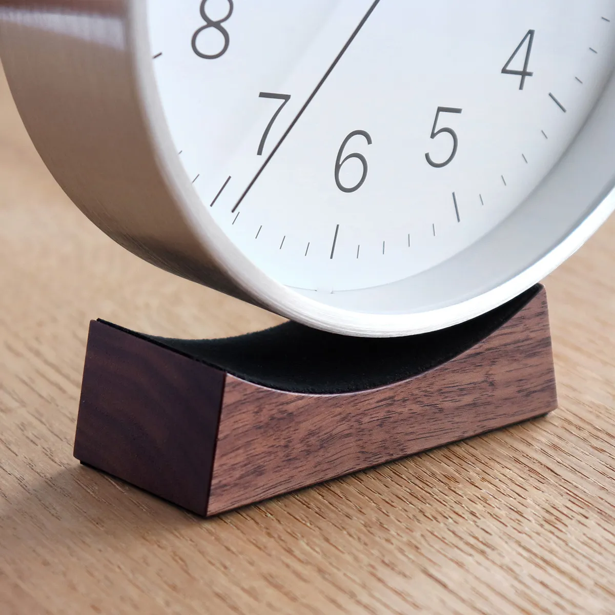 【新商品】暮らしのそばでやさしく示す、ミニマルな時計/温湿度計「Wood Base Clock / T/H Meter」が入荷