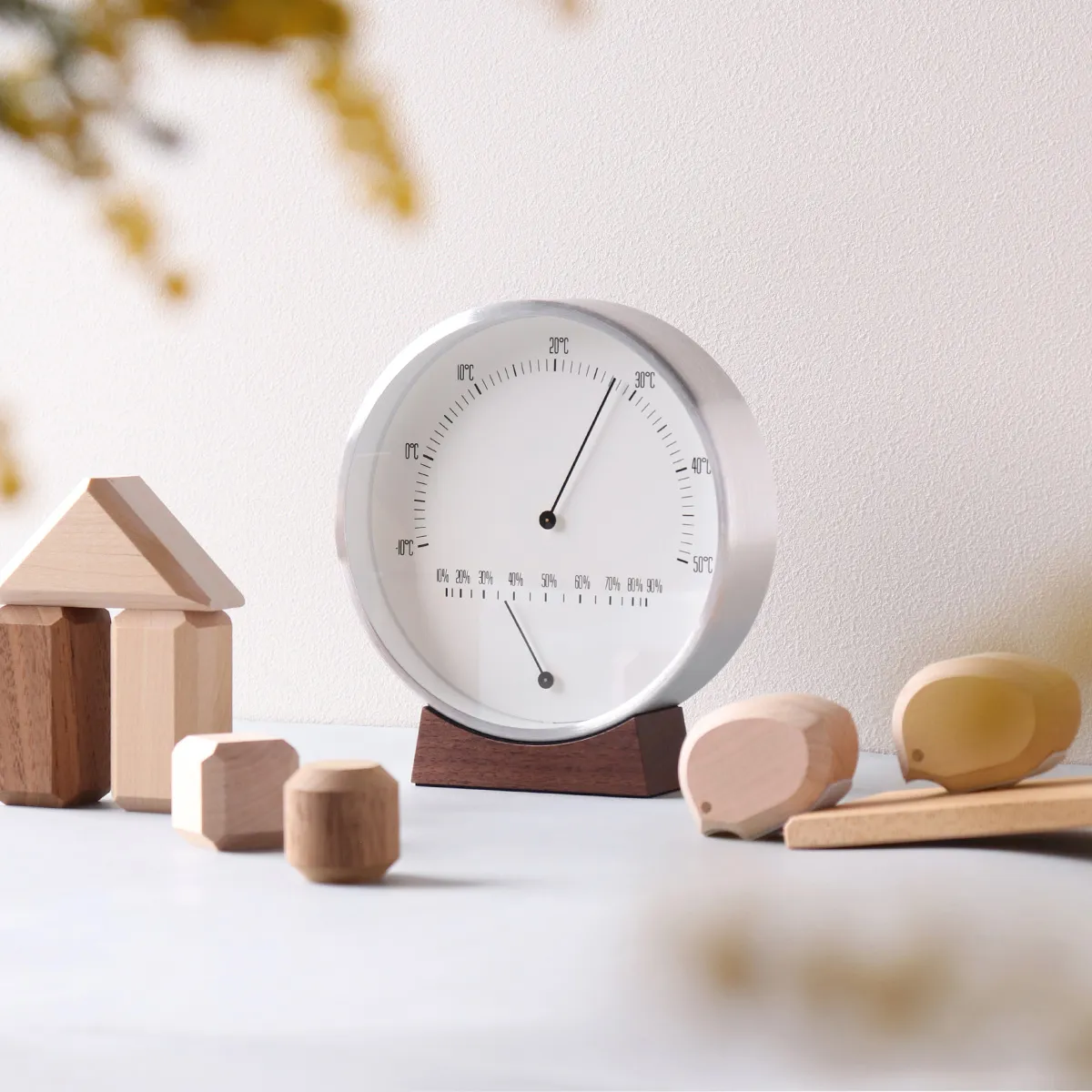 【新商品】暮らしのそばでやさしく示す、ミニマルな時計/温湿度計「Wood Base Clock / T/H Meter」が入荷