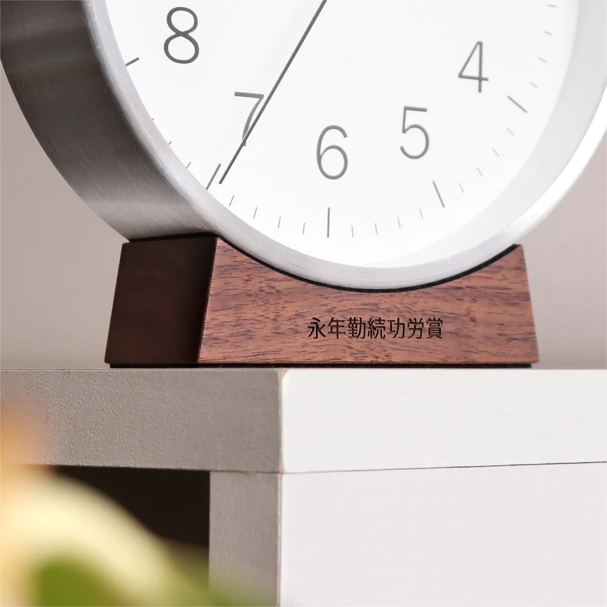 【新商品】暮らしのそばでやさしく示す、ミニマルな時計/温湿度計「Wood Base Clock / T/H Meter」が入荷