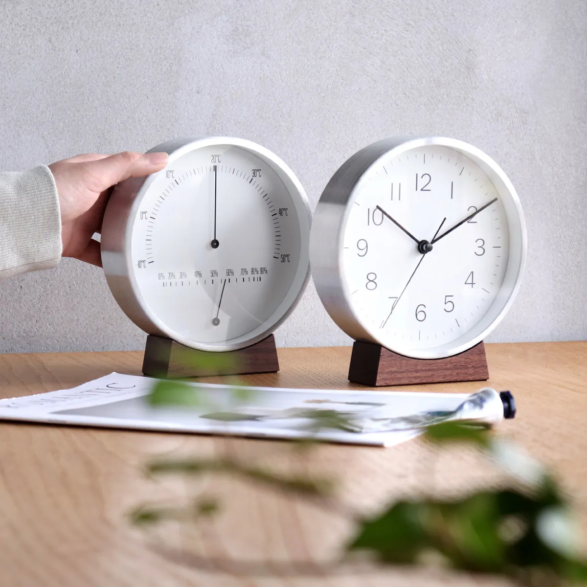 【新商品】暮らしのそばでやさしく示す、ミニマルな時計/温湿度計「Wood Base Clock / T/H Meter」が入荷