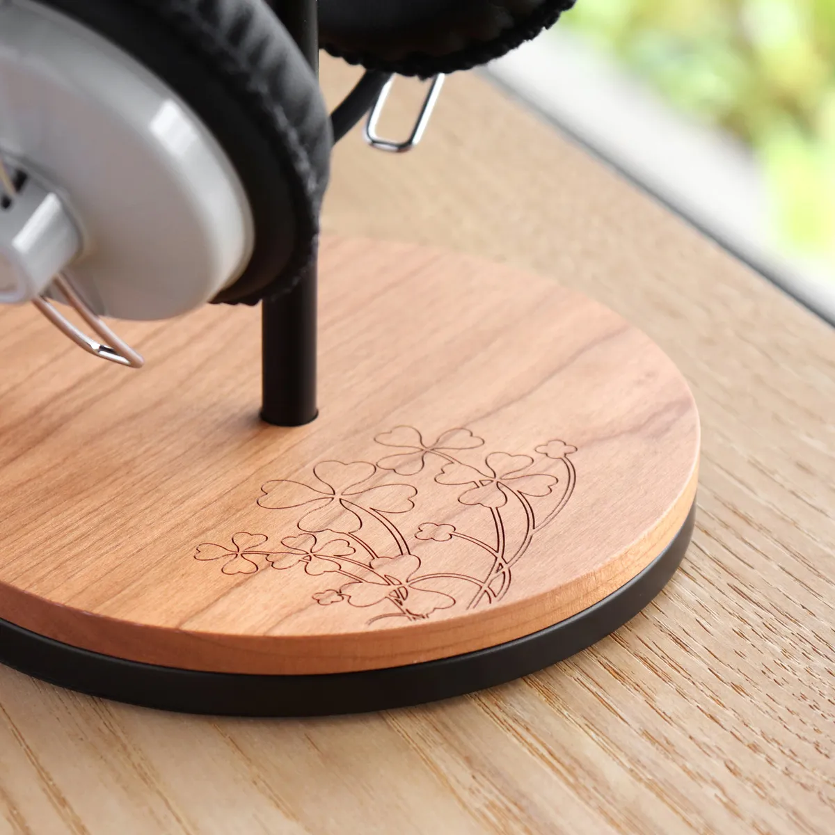 新商品 ヘッドホンの置き場所をつくる、木製ヘッドホンスタンド「Headphone Stand」