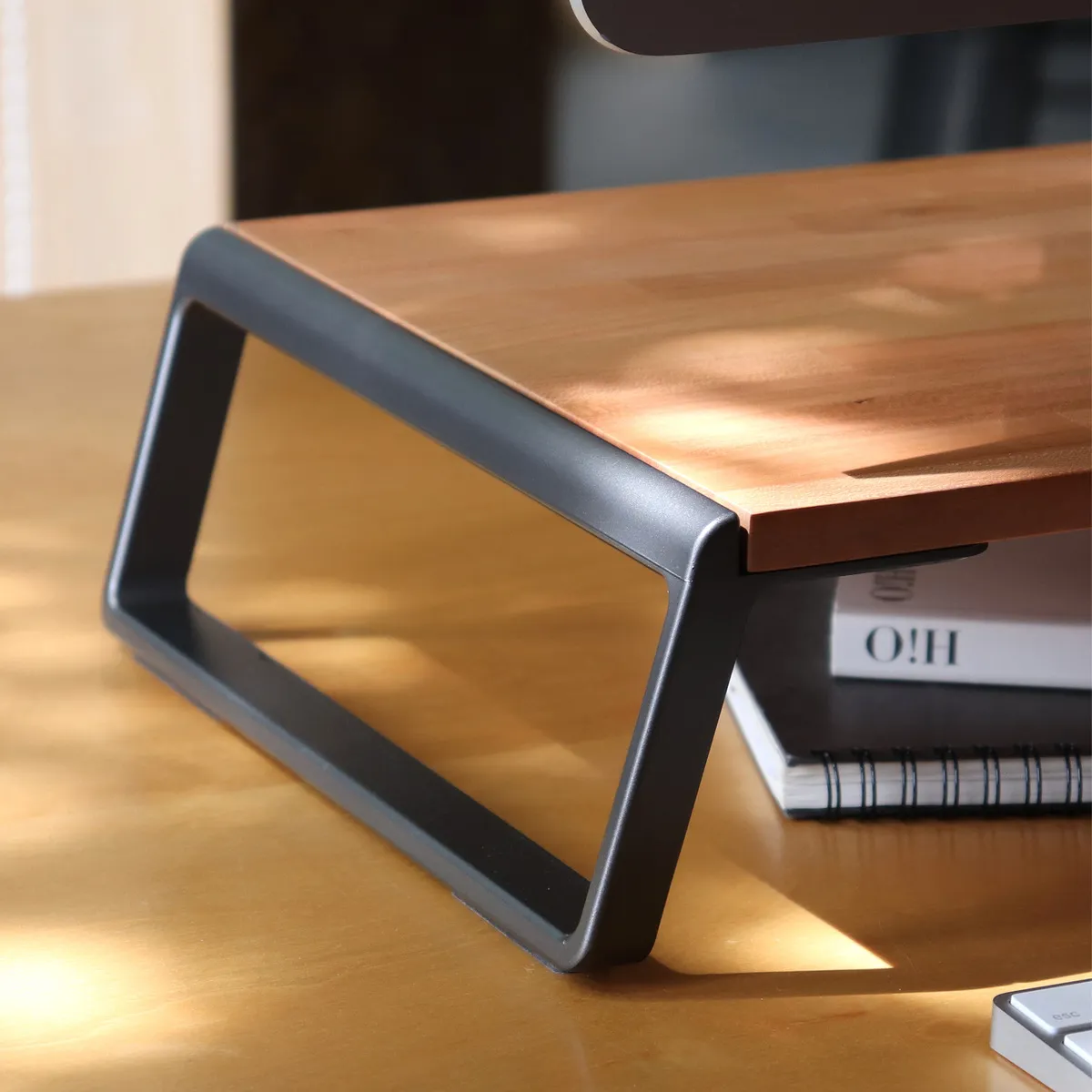 新商品 木の温もりと、アルミの機能美。視線と空間を整える木製モニタースタンド「Monitor Stand」