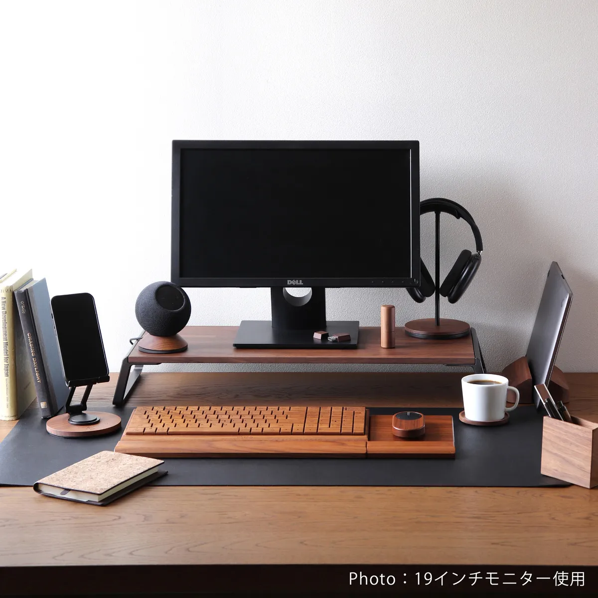 新商品 木の温もりと、アルミの機能美。視線と空間を整える木製モニタースタンド「Monitor Stand」
