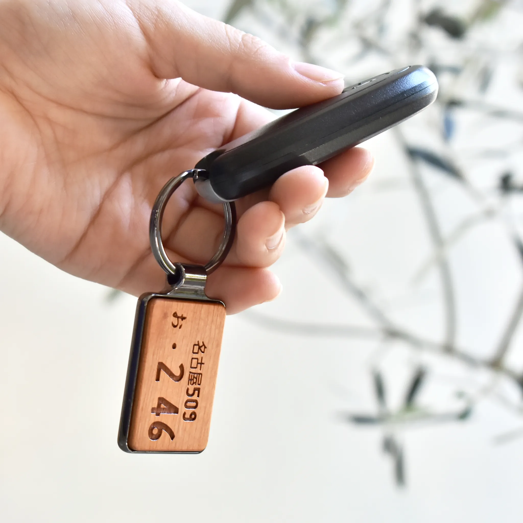 ナンバープレートの刻印を施した「KEYRING 001」