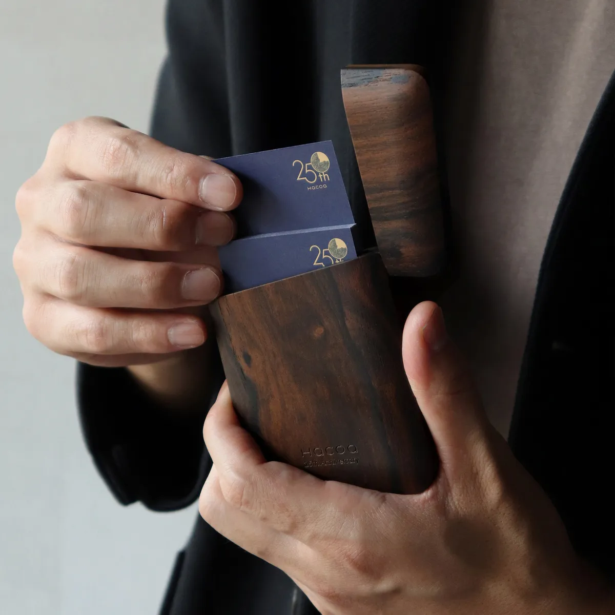【数量限定】25周年記念品 希少な銘木が織りなす、特別な木製カードケース「Card Case Gentle（パロサント・シャムガキ）」