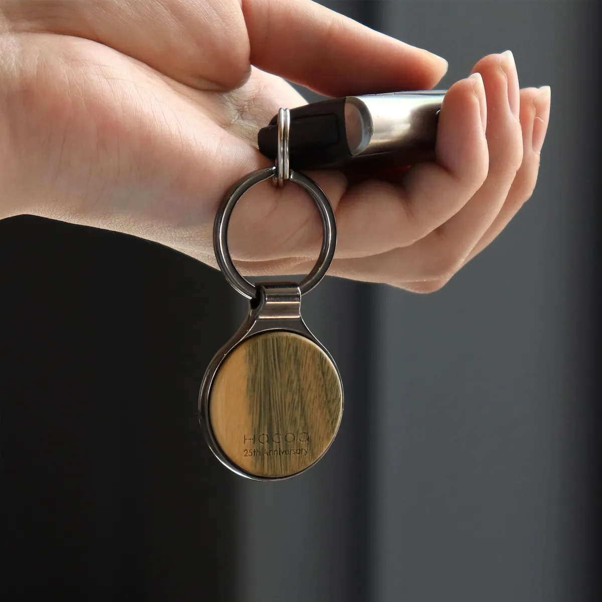 【数量限定】25周年記念品 希少な銘木が織りなす、特別な木製キーホルダー「KEYRING 001（パロサント・シャムガキ）」
