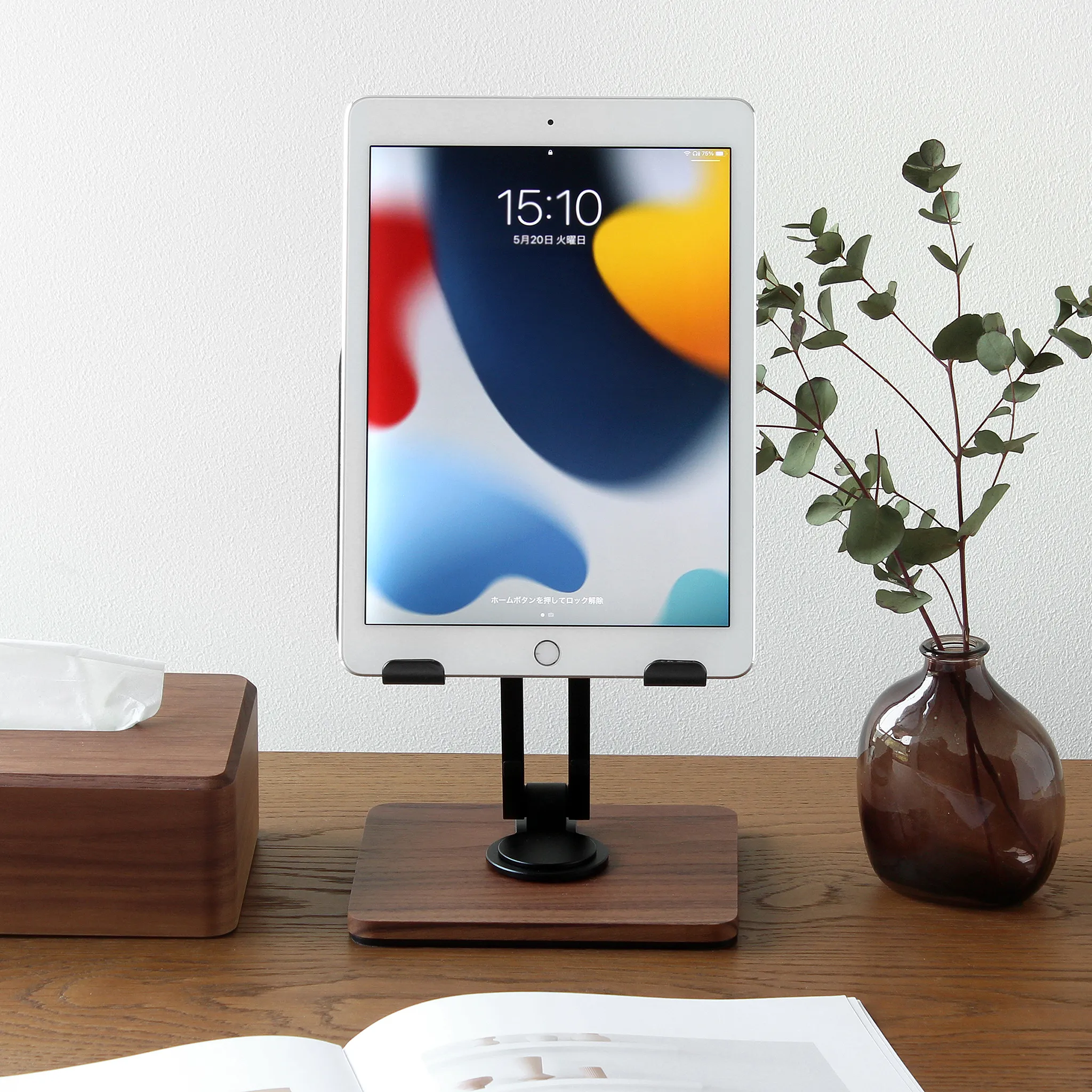 高さ調整できる木製タブレットスタンド|仕事と暮らしが整う使用例
