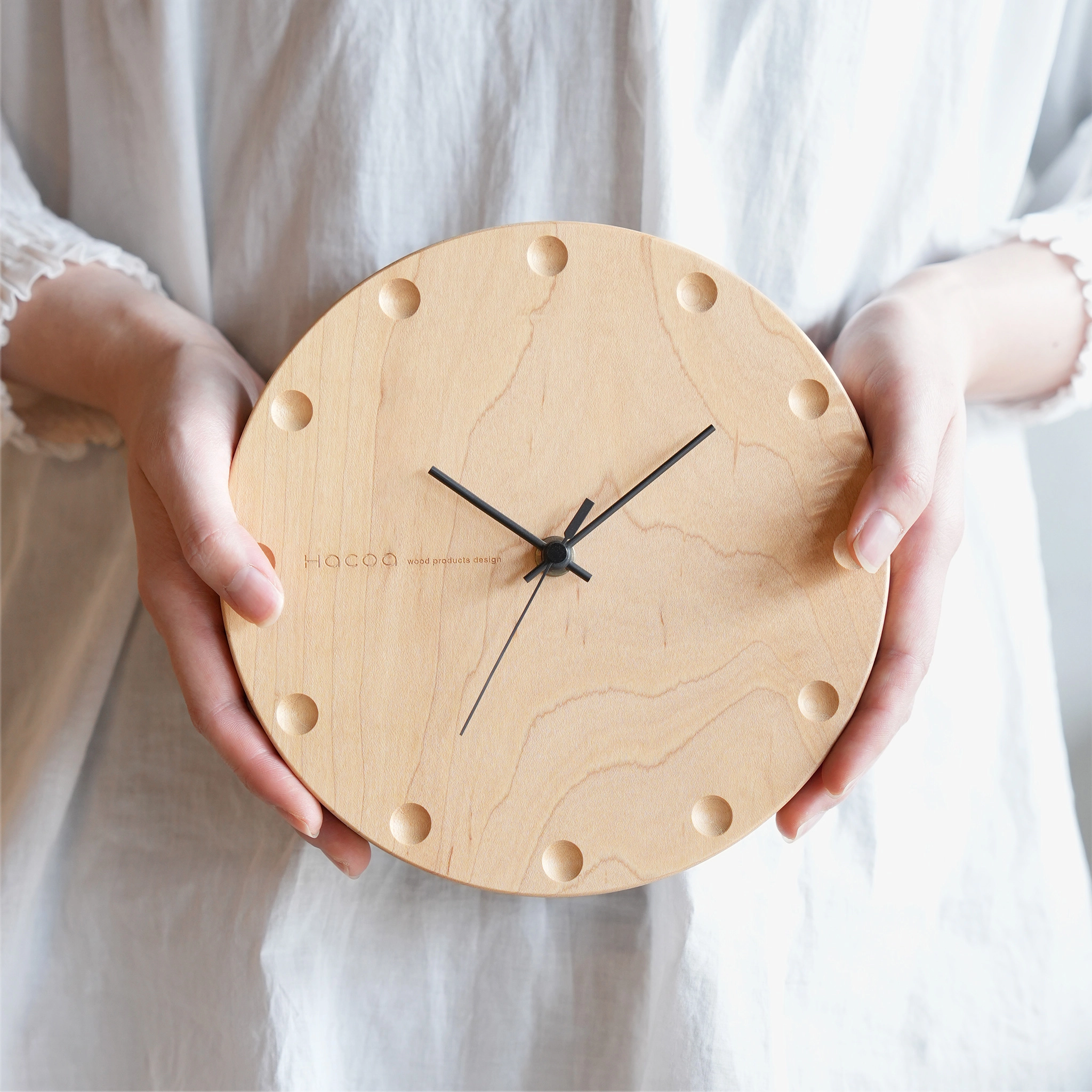 木製壁掛け時計Wall Clockで部屋が整う|名入れギフトの使用例