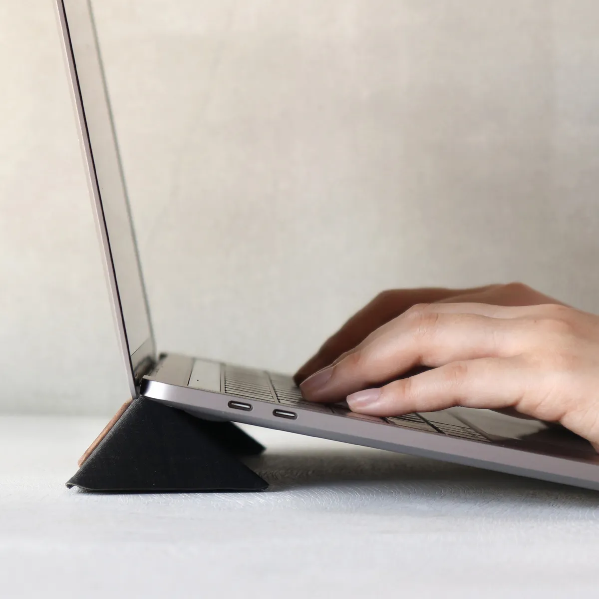新商品 木の温もりを持ち歩く。折り畳み式木製ノートパソコンスタンド「LAPTOP STAND SLIM」