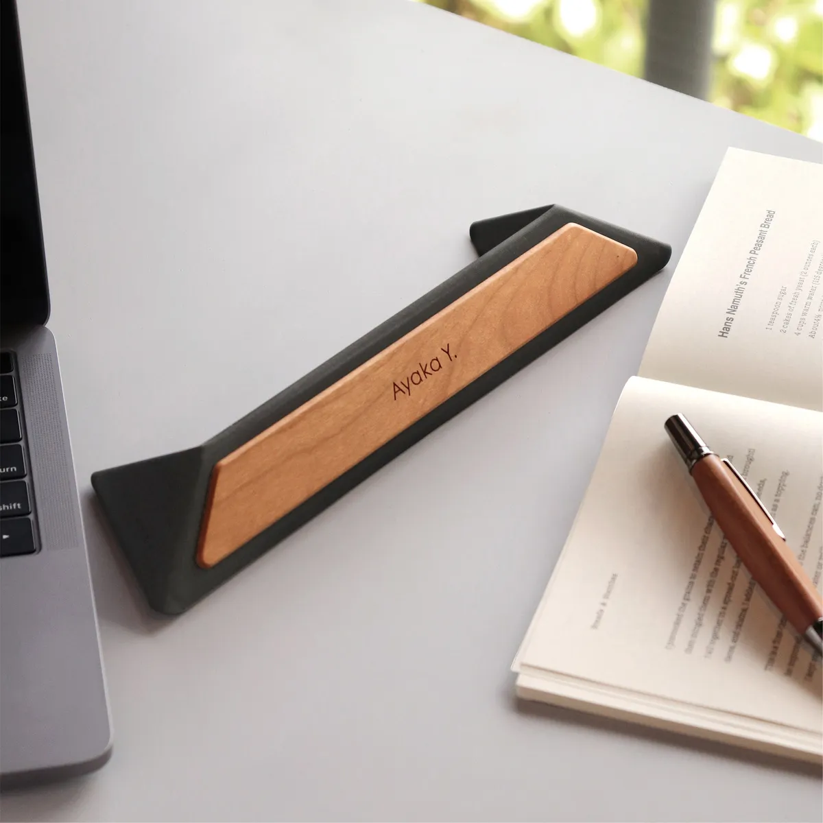 新商品 木の温もりを持ち歩く。折り畳み式木製ノートパソコンスタンド「LAPTOP STAND SLIM」
