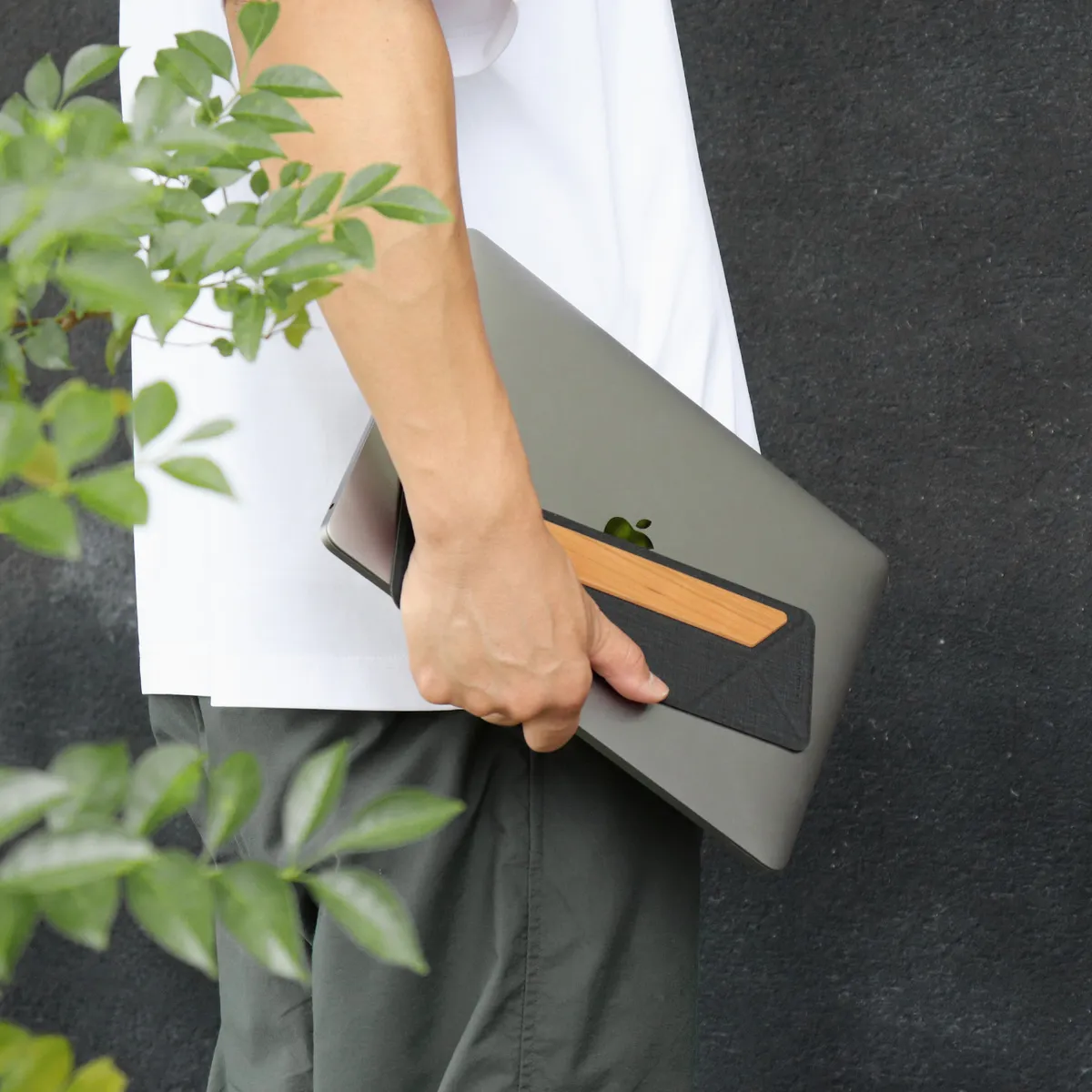 新商品 木の温もりを持ち歩く。折り畳み式木製ノートパソコンスタンド「LAPTOP STAND SLIM」