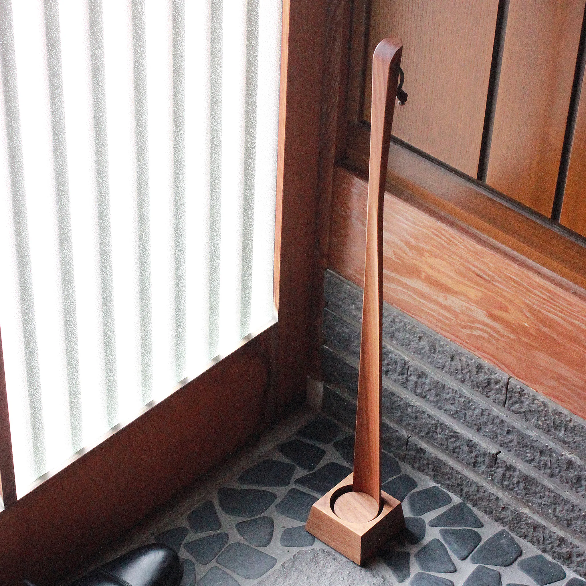 木製靴ベラShoehorn｜玄関に映える長さと専用スタンドの選び方
