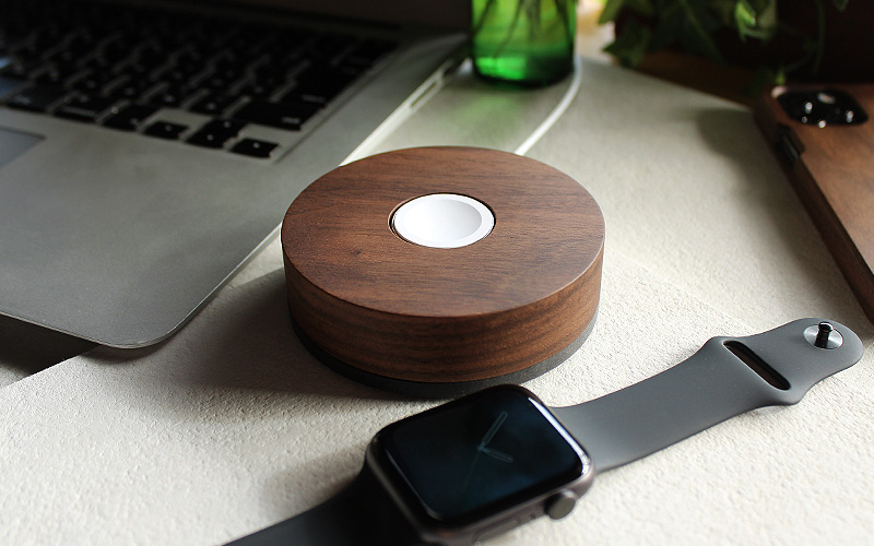 ご愛用のApple Watchの見た目を損なわない、おしゃれで美しいデザインの専用木製クレードル。