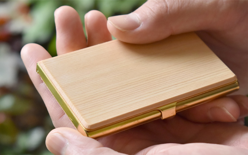国産材である、ヒノキ・クリ・ケヤキを使用。通常モデルのカードケースとは異なる仕上げで柔らかな木の素材感をよりお楽しみいただけます。
