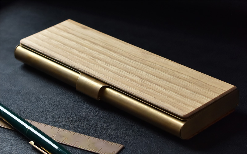 国産材の風合いと真鍮の質感がそれぞれの素材感を魅力的に引き立てる筆箱。
