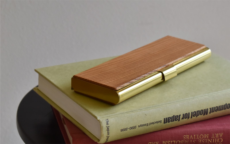シンプルでおしゃれなデザイン、木と真鍮の筆箱。