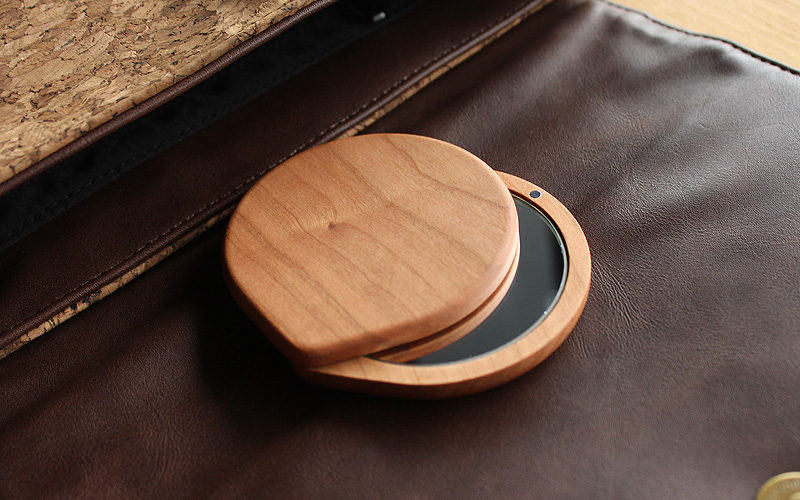 スライド式でコンパクトなサイズ、移動時でもミラーを傷つけない木製手鏡です。