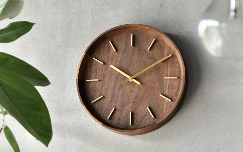 ウォールナットと真鍮が印象的な木製壁掛け時計