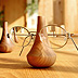 大切なメガネやサングラスをおしゃれなインテリアとして部屋に飾る事ができる木製メガネスタンド
