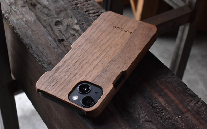 手作り感を活かした無垢のiPhone 13Pro用木製アイフォンケース