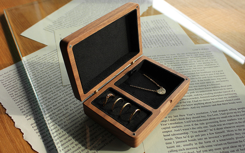 アクセサリーを美しく収納できる格調高いケース「Jewelry Box」