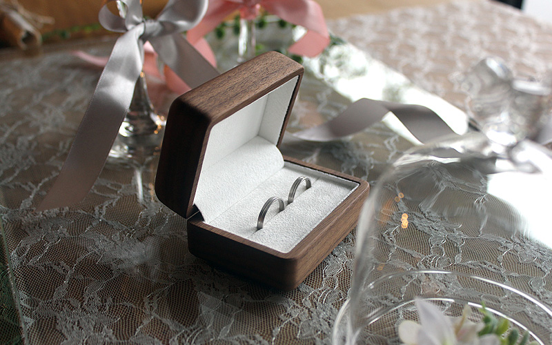 大切なエンゲージリングや婚約指輪を宝物として保管できるアクセサリーケース。