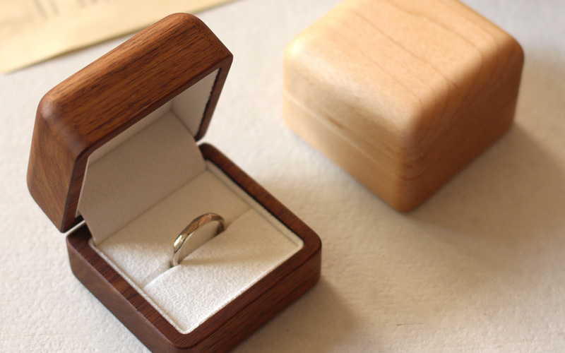 大切な指輪を引き立てる格調高い木製リングケース