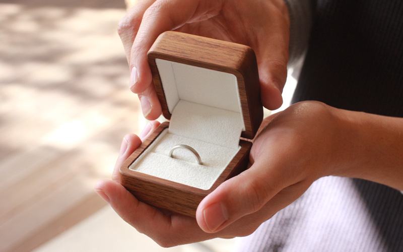 大切なエンゲージリングや婚約指輪を大切な宝物として保管できるアクセサリーケース